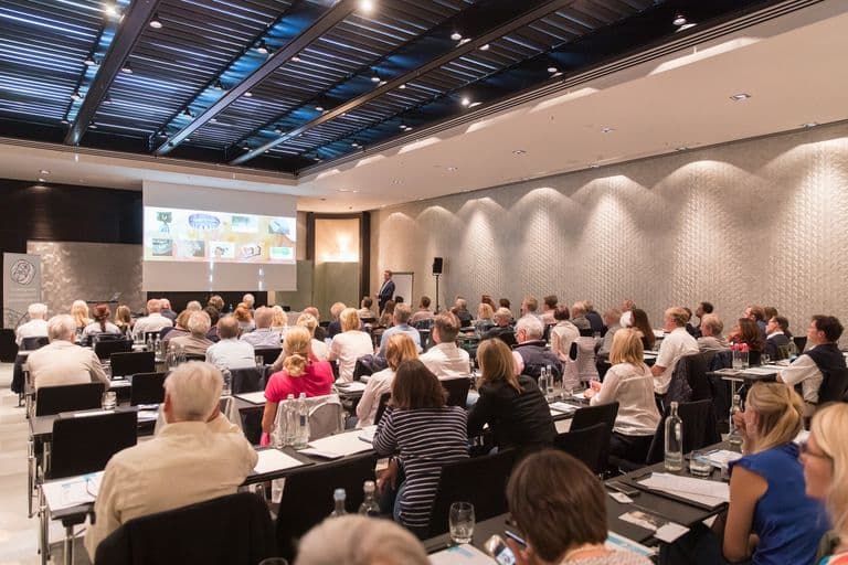 Kollegialer Austausch auf einer Tagung