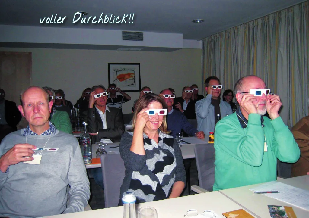 Publikum mit 3D-Brillen bei der Tagung zu digitalen Technologien