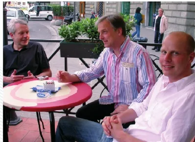 Kursteilnehmer im Straßencafé in Florenz