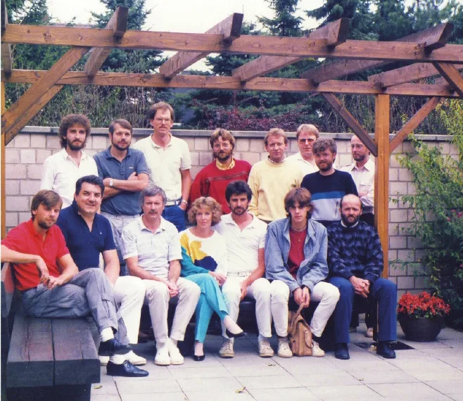 Gruppenfoto der Studiengruppe unter einer Pergola