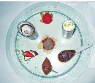 Kunstvoll angerichteter Dessertteller