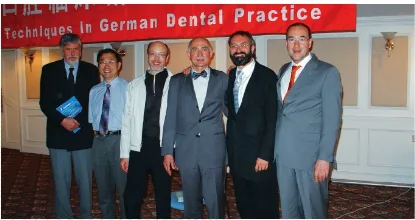 Gruppenfoto vor dem Sinodental-Banner „Techniques in German Dental Practice“